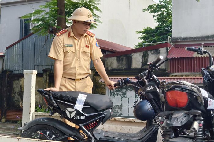 "Ngoài khuyến cáo và xử lý trực tiếp đối với học sinh vi phạm, CSGT sẽ xác minh, làm rõ trách nhiệm của chủ phương tiện trong việc giao mô tô, xe gắn máy cho người chưa đủ điều kiện điều khiển để xử lý theo quy định của pháp luật", trung tá Phạm Văn Luyến khẳng định.