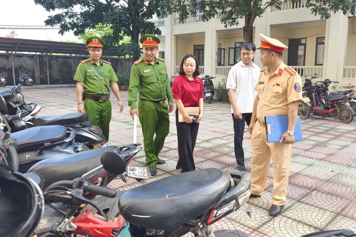 Cùng đó, lực lượng chức năng tăng cường phối hợp chặt chẽ với chính quyền địa phương, Ban Giám hiệu các nhà trường và các tổ chức chính trị - xã hội đẩy mạnh tuyên truyền, phổ biến pháp luật về giao thông cho học sinh và phụ huynh.