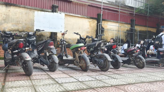 Cũng trong ca kiểm soát, Đội CSGT số 9 phát hiện rất nhiều học sinh điều khiển xe gắn máy, xe máy điện nhưng không có biển kiểm soát. 