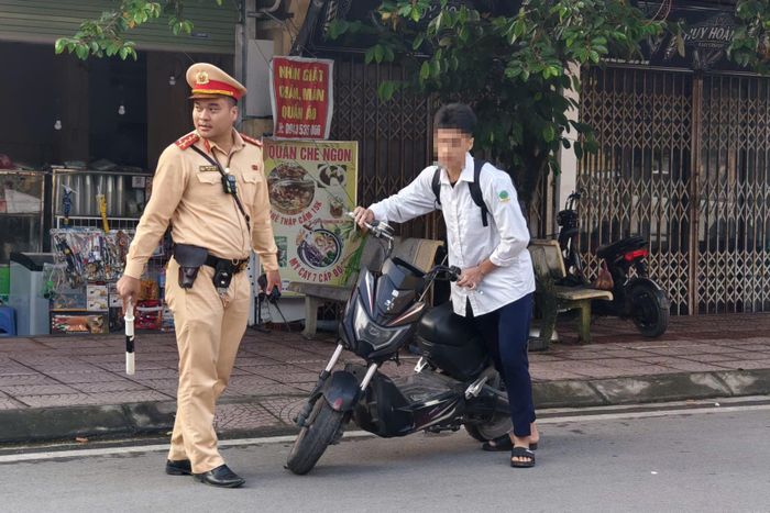Thời gian tới, CSGT Hà Nội tiếp tục tuyên truyền kỹ năng đảm bảo an toàn giao thông cho học sinh. Đồng thời, kiểm tra và xử lý nghiêm các hành vi vi phạm là nguyên nhân trực tiếp dẫn đến tai nạn giao thông như: Học sinh chưa đủ điều kiện điều khiển mô tô, xe gắn máy; không đội mũ bảo hiểm; chở quá số người quy định; vượt đèn đỏ; độ, chế phương tiện.