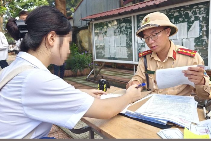 Cảnh sát cho hay, với các trường hợp mua xe gắn máy cũ nhưng không có biển số, lực lượng chức năng sẽ giải thích để học sinh và phụ huynh biết rõ quy định về đăng ký xe. Hiện, mức phạt về hành vi đưa phương tiện không gắn biển số tham gia giao thông đối với loại xe phải gắn biển số là từ 4-6 triệu đồng.