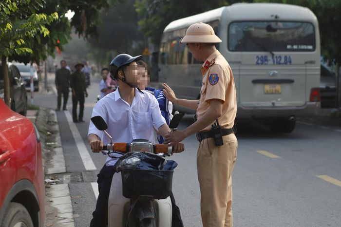 Thiếu tá Lê Học Sỹ (Đội CSGT số 9) cho biết, lỗi phổ biến nhất được lực lượng chức năng phát hiện, xử lý là ngồi trên mô tô, xe gắn máy không đội mũ bảo hiểm. "Nhiều học sinh cho biết do trường gần nhà nên các em quên mang mũ, có trường hợp biện minh rằng bạn nhờ chở đến trường nên không đội mũ. Các vi phạm đều được tổ công tác giải thích rõ và xử lý theo quy định", thiếu tá Sỹ nói.