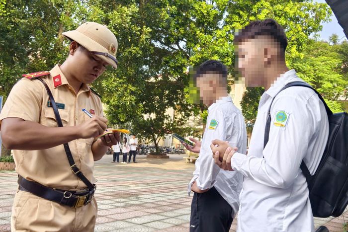 Trung tá Phạm Văn Luyến (Đội trưởng Đội CSGT số 9) cho biết thêm, vi phạm giao thông liên quan đến lứa tuổi học sinh còn diễn biến khá phức tạp. Nguyên nhân chủ yếu do tâm lý chủ quan của phụ huynh. Với học sinh vi phạm, CSGT sẽ lập danh sách để thông báo về Sở Giáo dục và Đào tạo để phối hợp quản lý, giáo dục.