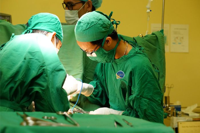 Hai nạn nhân được phẫu thuật cấp cứu ngay sau khi nhập viện.