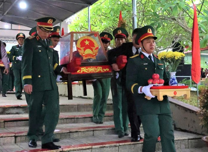 Hài cốt 45 liệt sĩ được di chuyển về nơi an nghỉ.