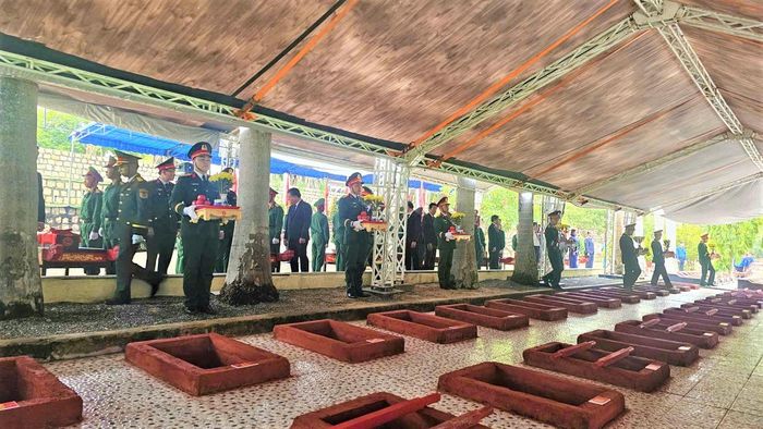 Các liệt sĩ về bên đồng đội yên nghỉ tại Nghĩa trang Liệt sĩ Hòn Dung.