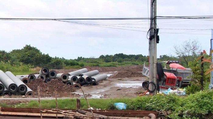 Theo bà Đỗ Ái Lam, Chủ tịch UBND xã Hòa Bình, chính quyền địa phương đã bàn giao 100% mặt bằng sạch cho chủ đầu tư. Địa phương đang tiếp tục phối hợp chặt chẽ với Ban Quản lý dự án để đôn đốc nhà thầu huy động tối đa nguồn lực, bảo đảm công trình hoàn thành đúng kế hoạch.