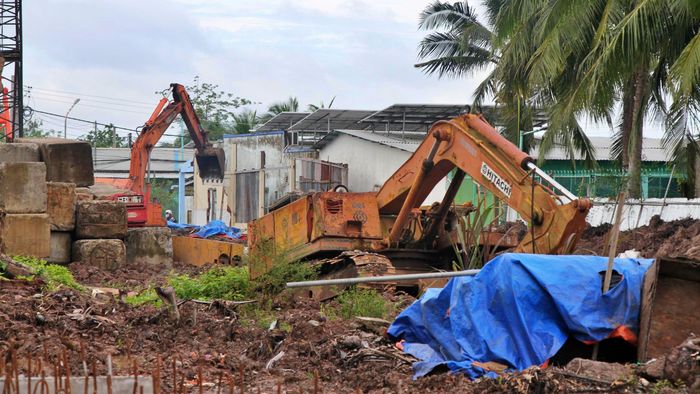 Đến nay, ở phần đường, nhà thầu đã hoàn thành 100% công tác bơm cát K90, đào nền đường đạt 1.948/2.219m và đang chuẩn bị thi công lớp cấp phối đá dăm.