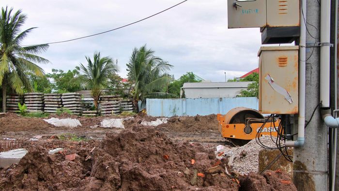 Ghi nhận tại công trường vào ngày 25/9, dù thời tiết có mưa, nhưng các đơn vị thi công vẫn chủ động huy động máy móc, linh hoạt triển khai ngay các mũi thi công khi mưa dứt.