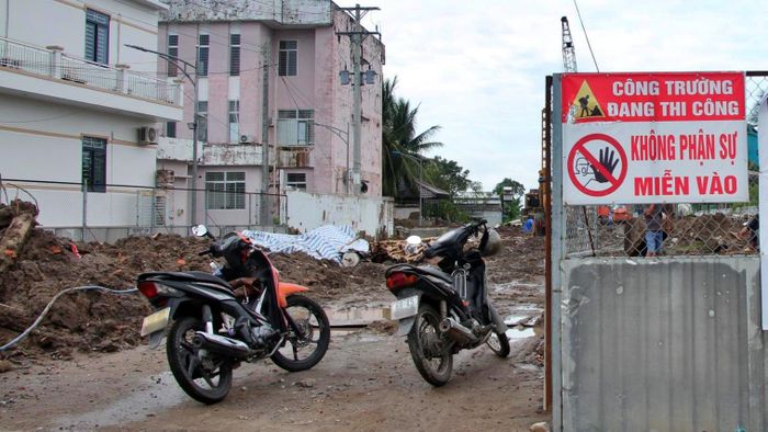 Dự án xây dựng cầu Hòa Bình 2 và tuyến đường nối đến đường Giồng Nhãn - Gò Cát có chiều dài 2,5km, thu hồi khoảng 30,8ha đất. Công trình được triển khai trong giai đoạn 2022 - 2026, nhằm từng bước hoàn thiện hạ tầng giao thông, kết nối liên vùng cho địa phương.