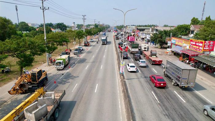 QL51 qua hai địa phương thường xuyên đông xe lưu thông qua lại.