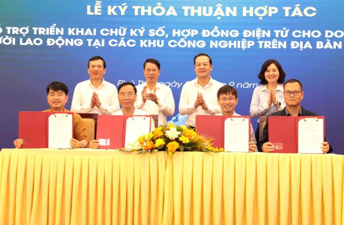 Lễ ký kết Biên bản thỏa thuận hợp tác hỗ trợ triển khai chữ ký số, hợp đồng điện tử cho doanh nghiệp và người lao động tại các khu công nghiệp trên địa bàn tỉnh.
