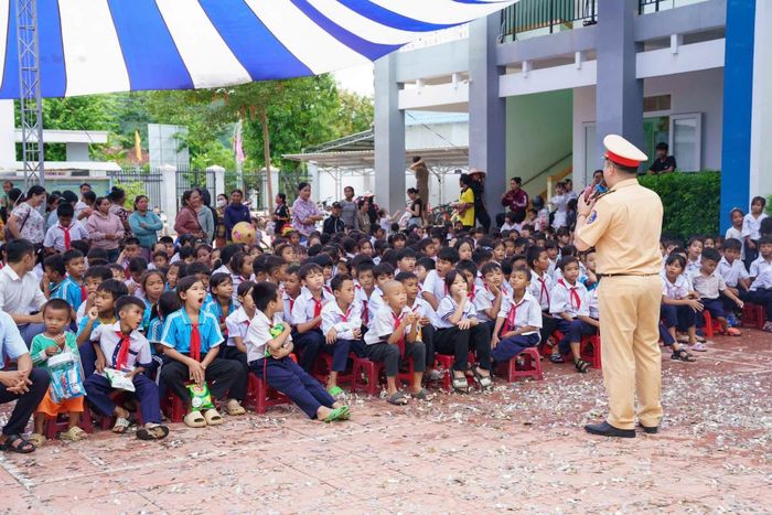 Học sinh hào hứng nghe cán bộ Cảnh sát giao thông tuyên truyền kiến thức, kỹ năng tham gia giao thông an toàn. (Ảnh: CAKH).