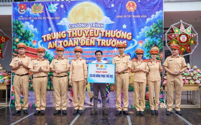 Ban tổ chức trao tặng 220 bộ đồng phục thể dục cho học sinh tại xã Tây Khánh Vĩnh. (Ảnh: CAKH).
