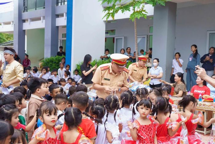 Những phần quà Trung thu được trao tận tay các em nhỏ trong chương trình "Trung thu yêu thương - An toàn đến trường". (Ảnh: CAKH).