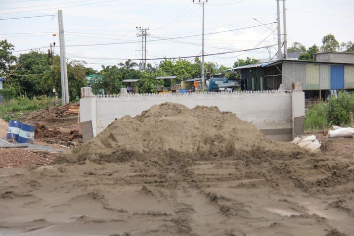 Cầu Cây Dông đã hoàn thành hai mố cầu kết nối trục đường 877B.