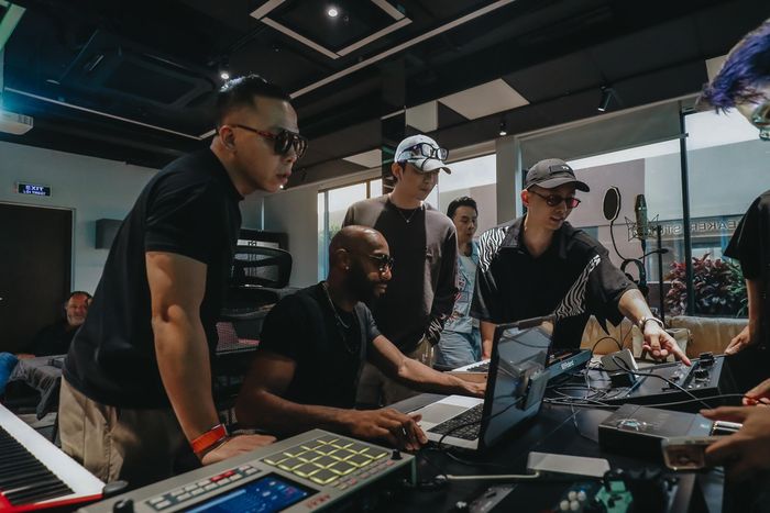 DannyBoyStyles là nhà sản xuất, nhạc sĩ, kỹ sư âm thanh và nhà soạn nhạc người Mỹ, anh làm việc tại SS Label với vai trò Giám đốc Chiến lược Toàn cầu (Global Strategy Director).