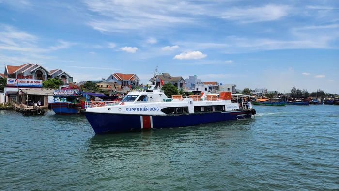 Thời gian qua, sản lượng hàng hóa thông qua cảng biển Quảng Ngãi và số lượt tàu, hành khách trên tuyến vận tải thủy từ bờ ra đảo đều tăng. (Ảnh minh họa).