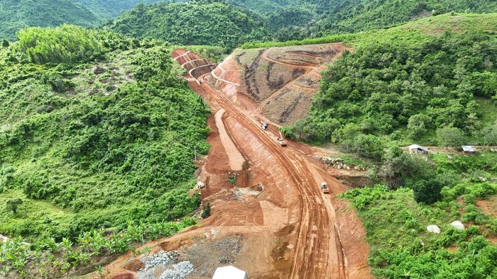 Một đoạn tuyến thuộc Dự án đường giao thông từ QL27C đến ĐT.656 đang được triển khai thi công qua địa hình miền núi Khánh Hòa.