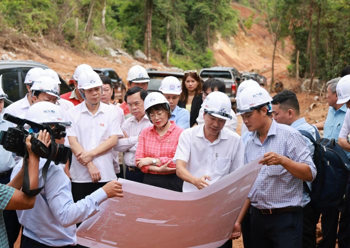 Đoàn giám sát của Ủy ban Khoa học, Công nghệ và Môi trường của Quốc hội kiểm tra thực tế tình hình triển khai dự án tại xã Khánh Vĩnh.