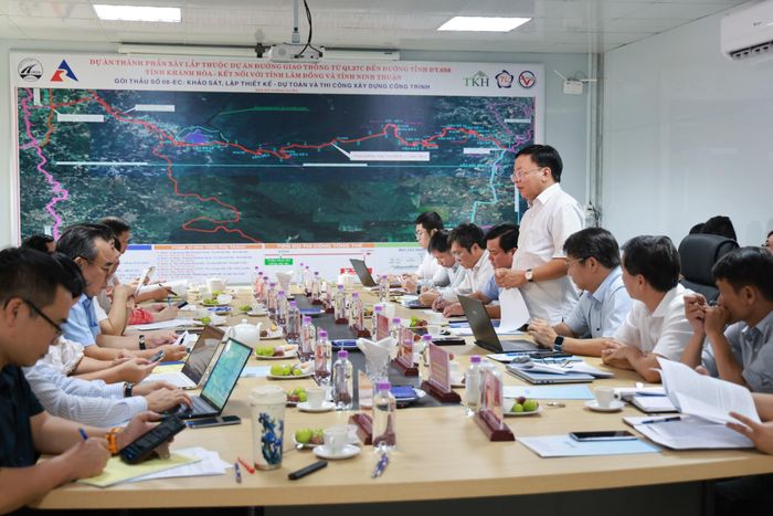 Lãnh đạo UBND tỉnh Khánh Hòa báo cáo với Đoàn giám sát về tiến độ, khó khăn, vướng mắc trong quá trình triển khai dự án đường liên vùng.