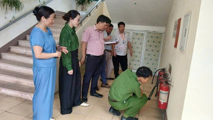 Đoàn giám sát của HĐND xã Hòa Lạc kiểm tra việc chấp hành các quy định về PCCC và CNCH trên địa bàn xã. (Ảnh: Hanoimoi.vn).