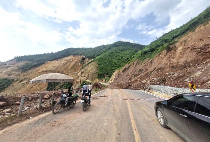 Thông tin từ Công ty TNHH Ánh Dương cho biết: Tại dự án đường kết nối quốc lộ 4B với quốc lộ 18 thuộc xã Châu Sơn, tỉnh Lạng Sơn có 5 vị trí sạt lở tập trung tại Km5 - Km6 và từ Km8 - Km10 cuối tuyến.