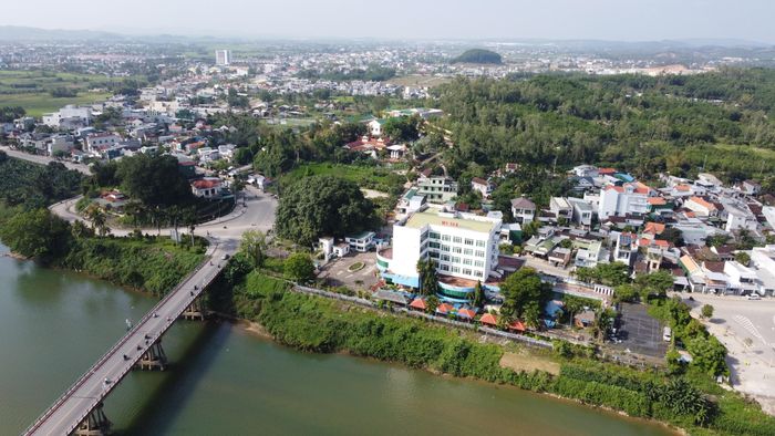 Khách sạn Mỹ Trà sẽ được giải tỏa toàn bộ để xây dựng cầu Trà Khúc 1. (Ảnh: Lê Danh).