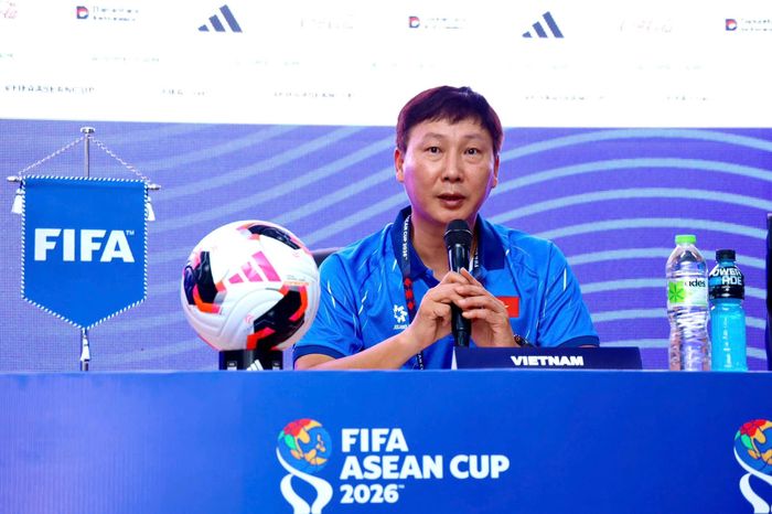 HLV Kim Sang-sik trong cuộc họp báo trước trận gặp Philippines tại FIFA ASEAN Cup 2026. (Ảnh: Ngọc Linh).