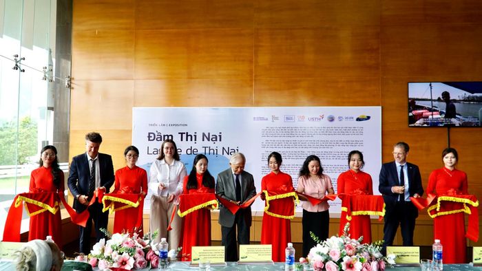 Các đại biểu thực hiện nghi thức cắt băng khai mạc Triển lãm.