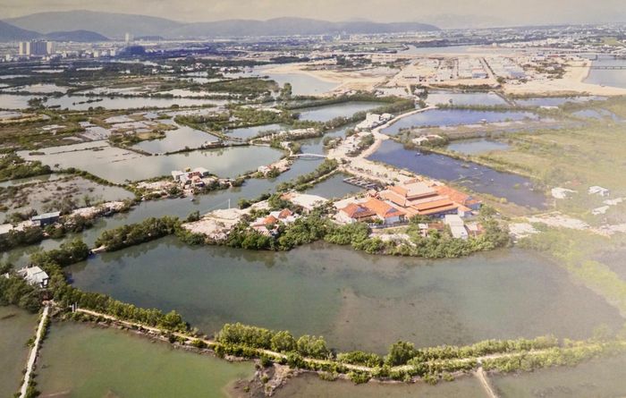 Đầm Thị Nại qua góc nhìn của các nhiếp ảnh gia được trưng bày tại triển lãm.