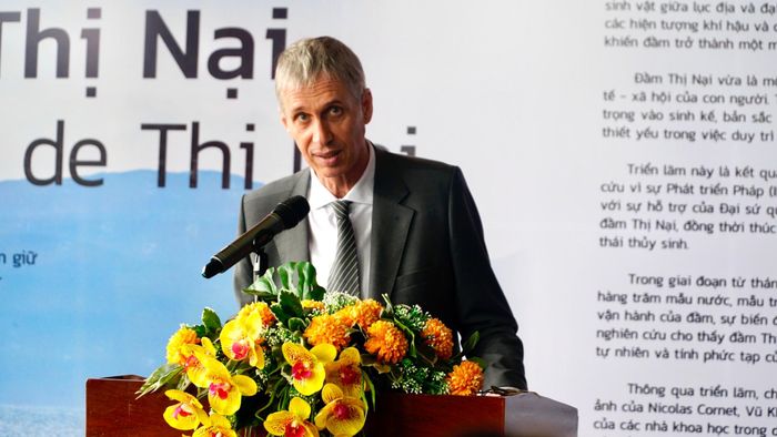 Tiến sĩ Sylvain Ouillon, Trưởng đại diện IRD tại Việt Nam phát biểu tại triển lãm.