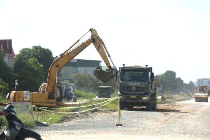Đoạn tuyến từ Km 2+351 - Km 7+852 dài 5,5km bị chậm tiến độ được điều chuyển cho các nhà thầu trong liên danh tiếp tục thi công. (Ảnh: P. Tuấn).