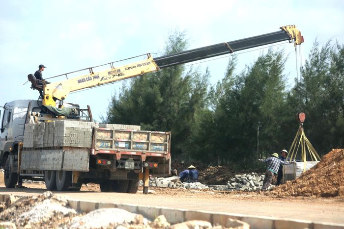 Các hạng mục như cống thoát nước, vỉa hè đang được các nhà thầu tập trung thi công. (Ảnh: P. Tuấn).