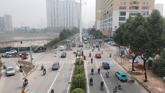 Ghi nhận chiều 25/9, một số phương tiện vẫn di chuyển theo lộ trình cũ, đi thẳng qua nút giao. Việc chưa tuân thủ phương án mới được ghi nhận nhiều tài xế chưa nắm rõ hướng lưu thông đã được điều chỉnh.