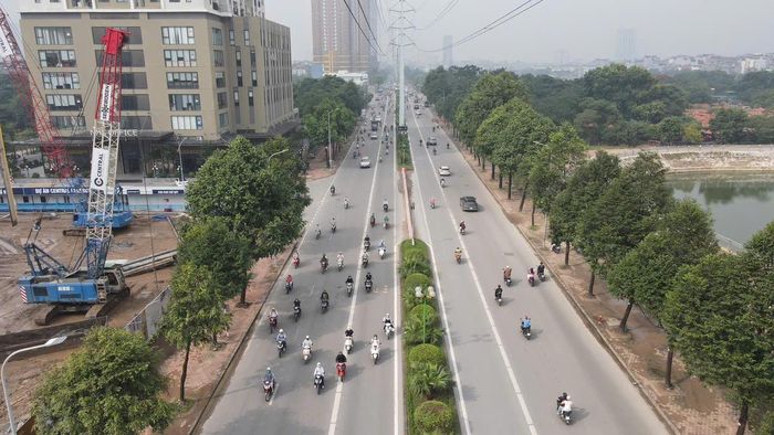 Theo phương án được Sở Xây dựng Hà Nội triển khai từ 7h ngày 19/9, ô tô từ đường Trung Thư không được đi thẳng sang Trung Văn trong các khung giờ cao điểm. Phương tiện phải rẽ phải vào đường Tố Hữu, sau đó quay đầu tại điểm mở dải phân cách trên đường Tố Hữu để trở lại hướng Trung Văn.