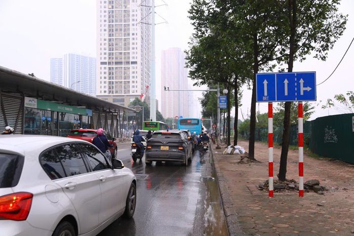 Cùng với việc phân luồng, hệ thống đèn tín hiệu tại nút giao được điều chỉnh chu kỳ, pha đèn; các nút lân cận trên trục Tố Hữu như Tố Hữu - Vũ Trọng Khánh và Tố Hữu - Lê Văn Lương cũng được điều chỉnh để phù hợp với phương án mới.