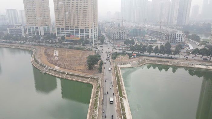 Việc ô tô phải đi vòng qua đường Tố Hữu để quay đầu có thể làm gia tăng lưu lượng phương tiện trên tuyến, xuất hiện ùn tắc cục bộ vào giờ cao điểm. Sở Xây dựng cho biết, sẽ tiếp tục theo dõi, đánh giá tình hình để có phương án điều chỉnh phù hợp.