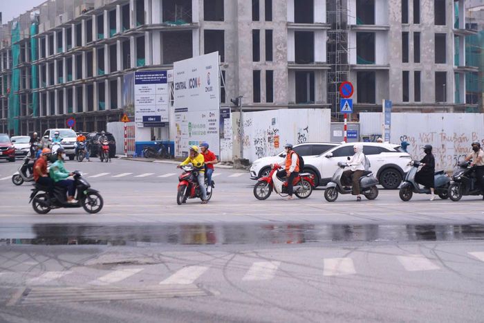 Về vấn đề này, Sở Xây dựng Hà Nội cho biết sẽ phối hợp với lực lượng CSGT nhắc nhở, kiểm tra, xử lý các phương tiện vi phạm. 