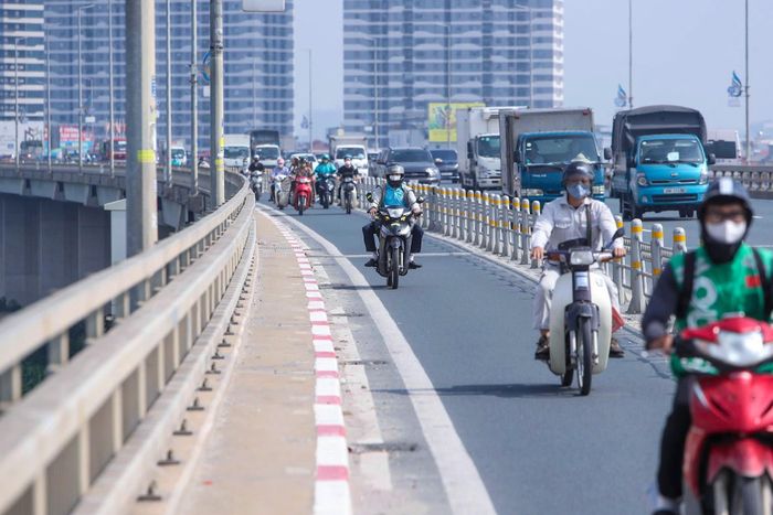 Hệ thống biển báo, phân làn giúp người tham gia giao thông dễ nhận biết và chủ động phòng ngừa nguy cơ xảy ra tai nạn liên hoàn trên cầu Nhật Tân.