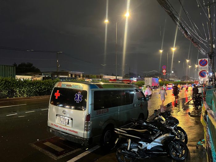 Xe cứu thương được điều đến hiện trường cấp cứu các nạn nhân.