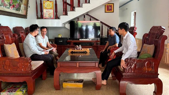 Cán bộ Phòng Kinh tế, Hạ tầng và Đô thị phường Móng Cái 3 trực tiếp xuống cơ sở, phối hợp người dân rà soát, làm sạch dữ liệu đất đai.