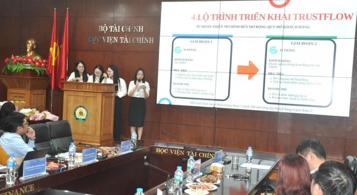 Các đội thi tranh tài tại đêm chung kết.