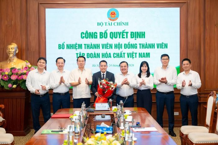Lãnh đạo Bộ Tài chính và HĐTV Tập đoàn tặng hoa chúc mừng