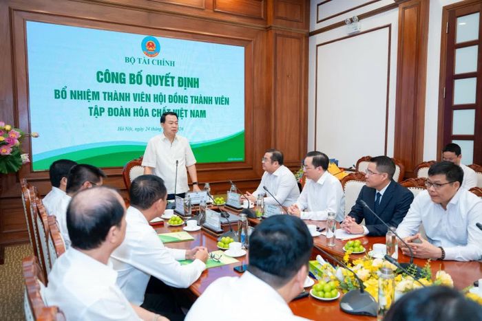 Thứ trưởng Bộ Tài chính Nguyễn Đức Chi phát biểu giao nhiệm vụ