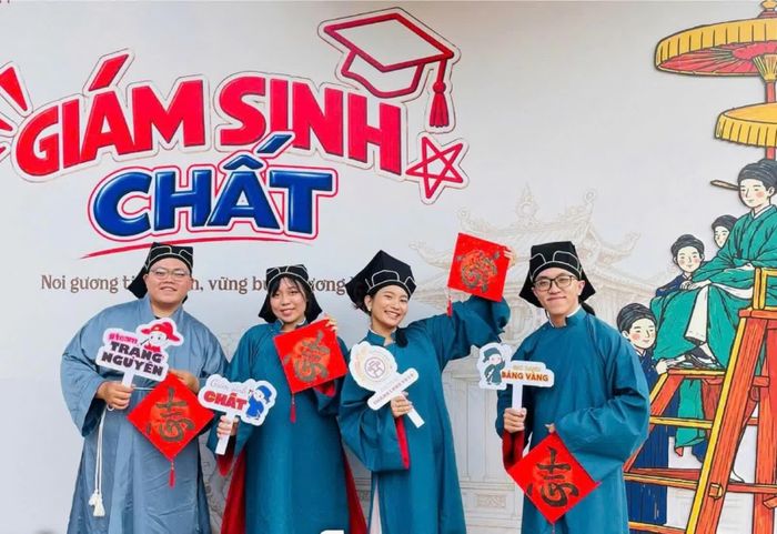 Du khách hóa thân thành giám sinh, trải nghiệm không gian “Giám sinh chất - Học bạ ưu!”, tại Văn Miếu - Quốc Tử Giám. Ảnh: Trung tâm Hoạt động văn hóa khoa học Văn Miếu - Quốc Tử Giám