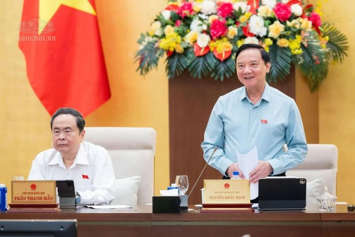 Phó Chủ tịch Quốc hội Nguyễn Khắc Định phát biểu tại phiên họp.