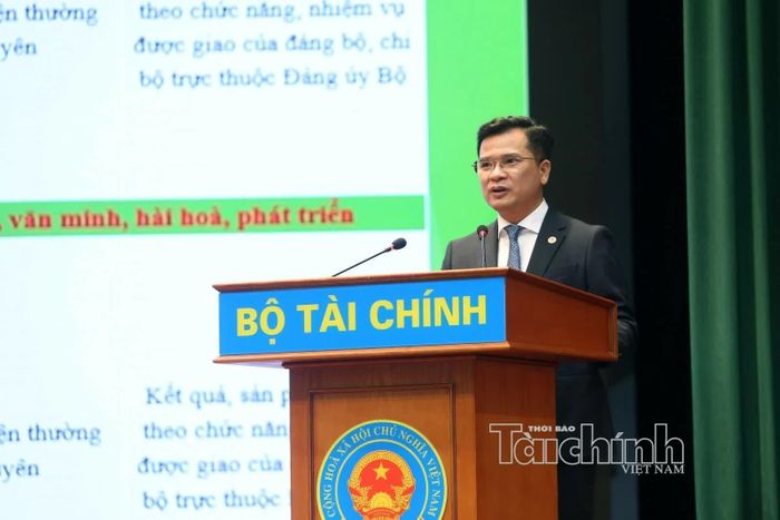 Đồng chí Nguyễn Như Quỳnh, Viện trưởng Viện Chiến lược và Chính sách Kinh tế - Tài chính trình bày. Ảnh: Đức Minh