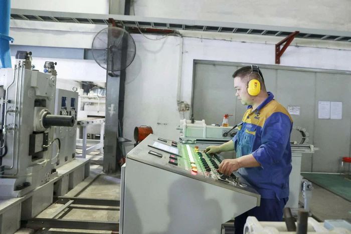 Khách hàng sản xuất, kinh doanh cần chú ý thay đổi thói quen sử dụng điện vào giờ cao điểm. Ảnh: Đức Thanh