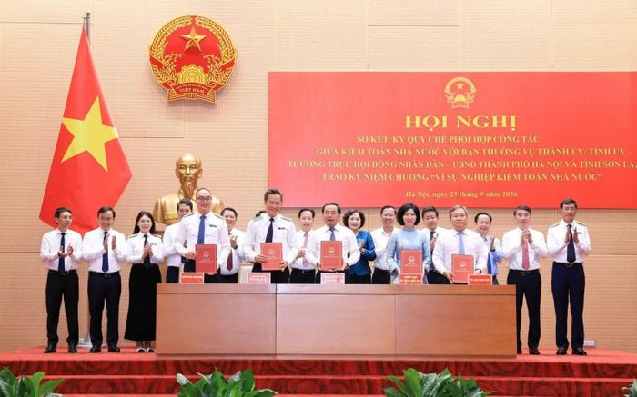 Tại hội nghị, Thường trực Thành ủy/Tỉnh ủy, Thường trực HĐND - UBND thành phố Hà Nội và tỉnh Sơn La đã ký Quy chế phối hợp với Kiểm toán Nhà nước. Ảnh: Linh Phạm